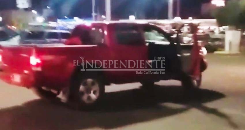 Por qué se besaban, supuestos policías se los querían llevar sin identificarse