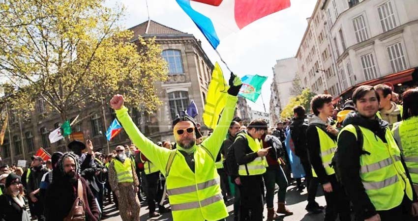 'Chalecos amarillos' toman impulso; Macron alista reformas 'Chalecos amarillos' toman impulso; Macron alista reformas