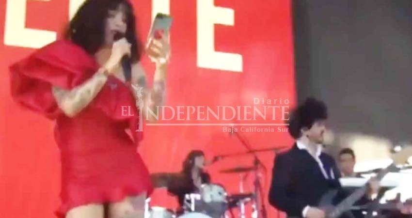 Mon Laferte canta 'New Rules' de Dua Lipa y sorprende en Coachella Mon Laferte canta 'New Rules' de Dua Lipa y sorprende en Coachella