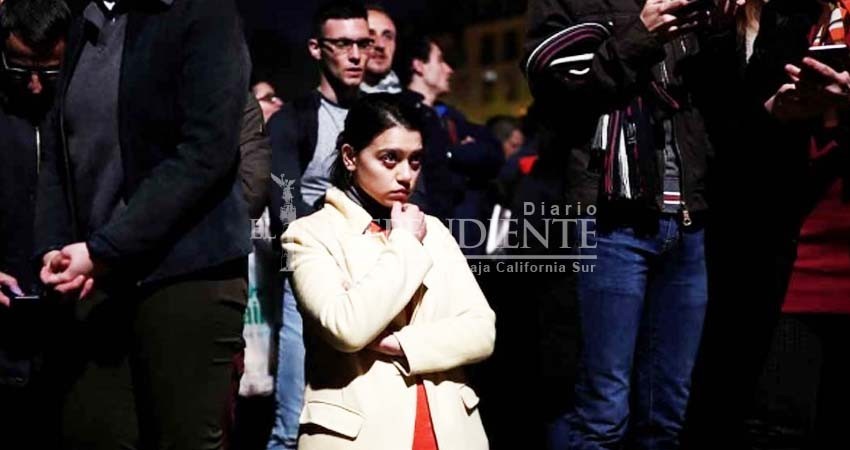 Parisinos se unen en oración durante vigilia por Notre Dame Parisinos se unen en oración durante vigilia por Notre Dame