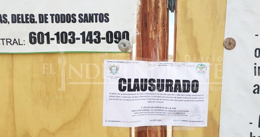 Clausura Ayuntamiento de La Paz construcción sobre una duna de Todos Santos Clausura Ayuntamiento de La Paz construcción sobre una duna de Todos Santos