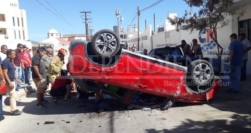 Carambola y volcadura en Cabo San Lucas; Tres personas heridas Carambola y volcadura en Cabo San Lucas; Tres personas heridas