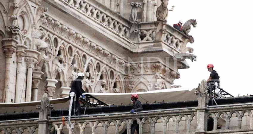 Colocan 'paraguas' gigante en catedral de Notre Dame Colocan 'paraguas' gigante en catedral de Notre Dame