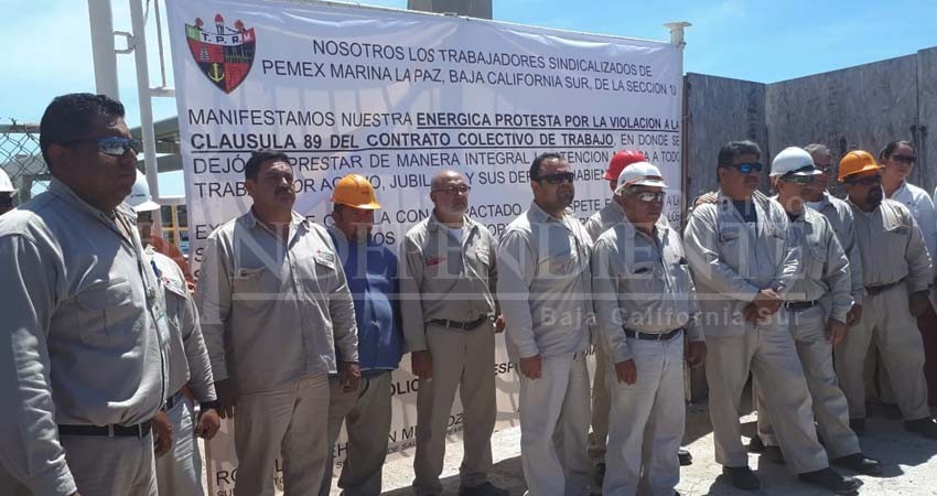 Continúan las protestas de trabajadores de Pemex por falta de servicio médico