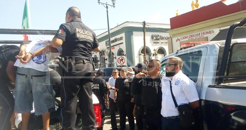 Golpes, empujones y personas detenidas tras manifestación en el Palacio Municipal