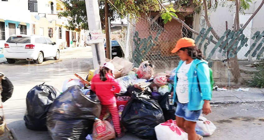 Pepenadores merodean basureros de colonias de Cabo San Lucas