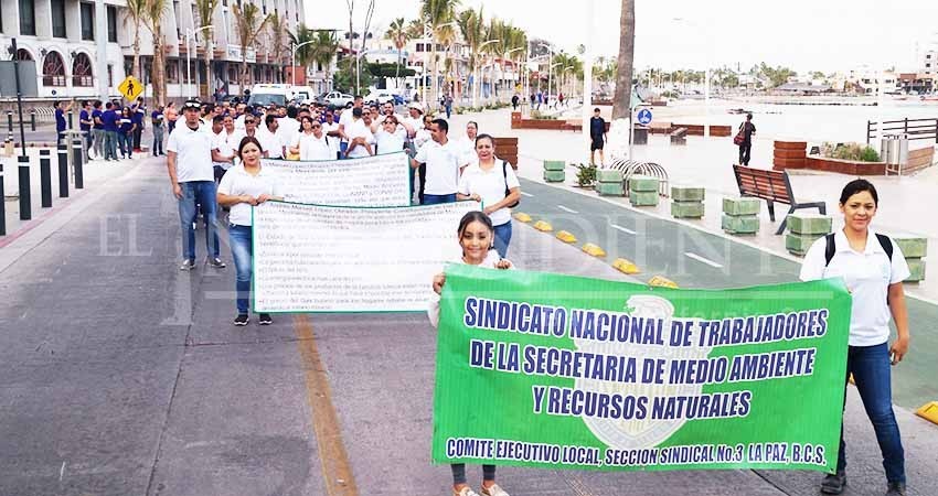 Trabajadores manifiestan carencias laborales en el malecón de La Paz