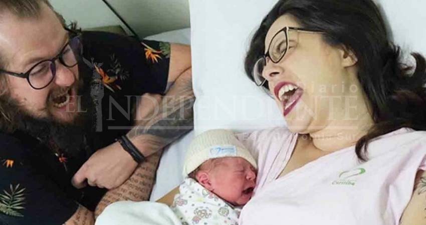 Va al médico por cólicos; descubre embarazo de 8 meses