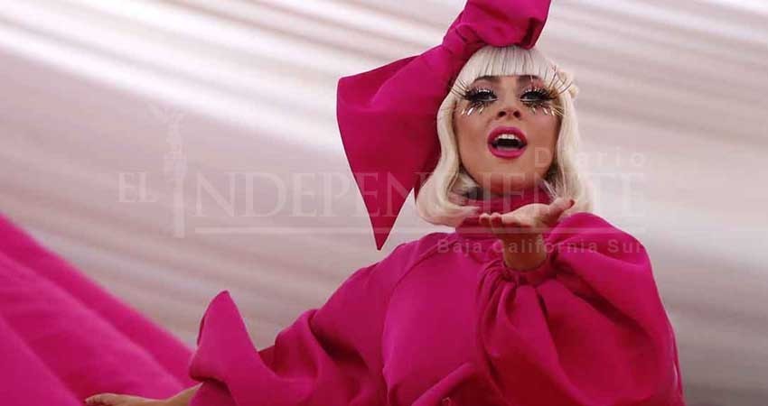 Lady Gaga hace sensual show en la gala del Met