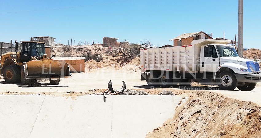 Patrullas, ambulancias, policías armados y maquinaria… para limpiar arroyo en Chulavista Patrullas, ambulancias, policías armados y maquinaria… para limpiar arroyo en Chulavista