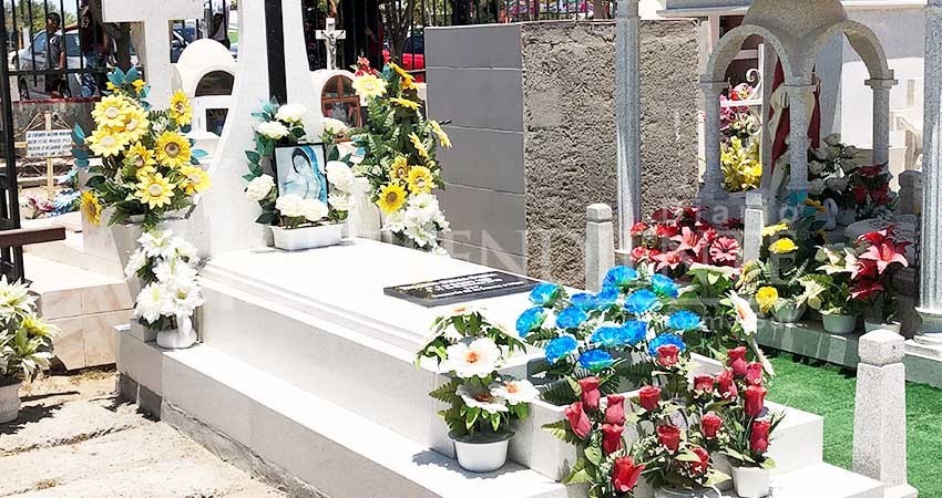 Nostalgia y celebración… un 10 de mayo en panteones de La Paz Nostalgia y celebración… un 10 de mayo en panteones de La Paz
