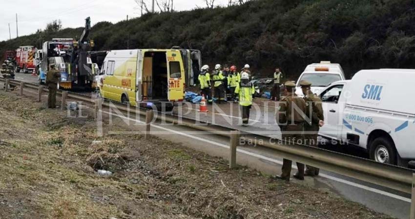 Autobús de pasajeros vuelca en Chile; al menos 6 muertos Autobús de pasajeros vuelca en Chile; al menos 6 muertos