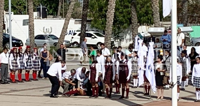 Se desmayan 11 jóvenes en pleno abanderamiento de escuelas en palacio de gobierno Se desmayan 11 jóvenes en pleno abanderamiento de escuelas en palacio de gobierno
