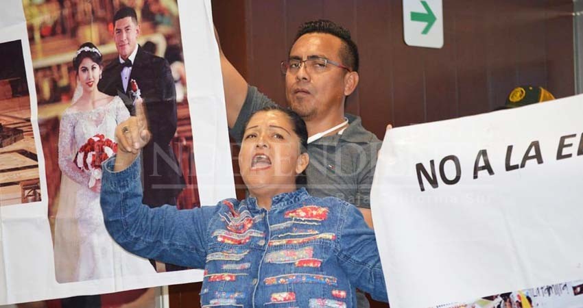 ¡No queremos sexo anal!... manifestantes revientan sesión de Congreso con mantas explicitas sobre sexo y abortos ¡No queremos sexo anal!... manifestantes revientan sesión de Congreso con mantas explicitas sobre sexo y abortos