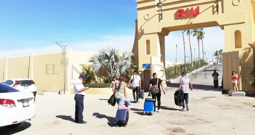 Zafarrancho entre Uber y taxistas pone en peligro al turismo y a la economía local Zafarrancho entre Uber y taxistas pone en peligro al turismo y a la economía local