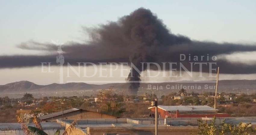 El cielo se cubrió de humo por un incendio cerca de una “chatarrera” El cielo se cubrió de humo por un incendio cerca de una “chatarrera”
