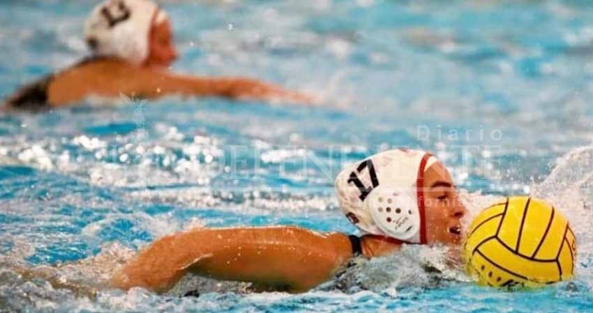 Ivanna Anderson se concentra con selección de waterpolo