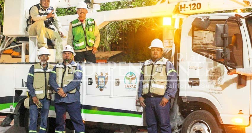 Después de 18 años iluminan completamente la colonia El Pedregal