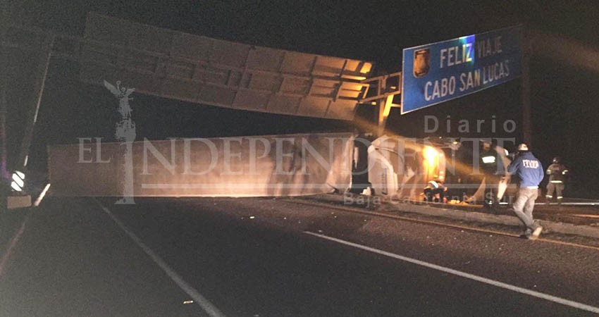 ¡Adiós al letrero de “Bienvenidos a CSL”!; Trailer lo destruye en aparatoso choque