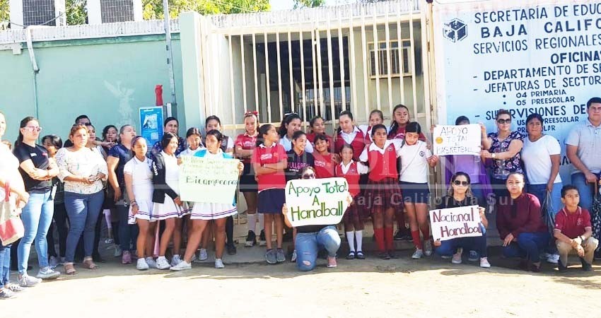 Por falta de apoyo a niños deportistas, toman instalaciones de la SEP en Los Cabos