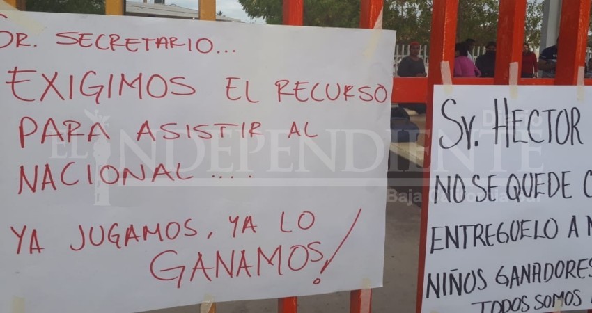 Familiares de niños deportistas protestan cerrando escuela primaria de CSL