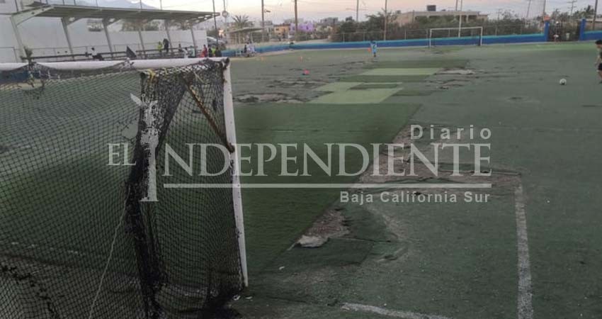 Ciudadana denuncian que clubes privados de futbol, lucran en canchas públicas
