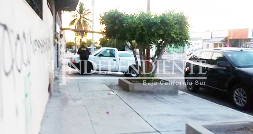 Carros estacionados sobre banquetas atentan contra el derecho a la movilidad Carros estacionados sobre banquetas atentan contra el derecho a la movilidad