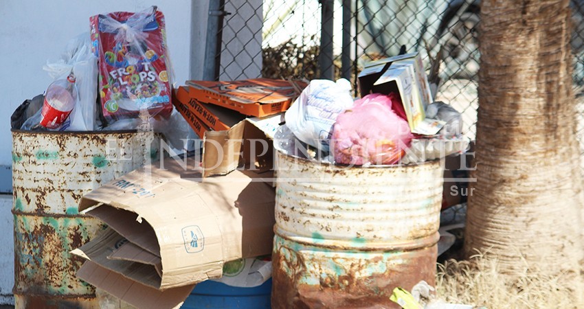 Piden a paceños no tirar la basura por paro de burócratas Piden a paceños no tirar la basura por paro de burócratas