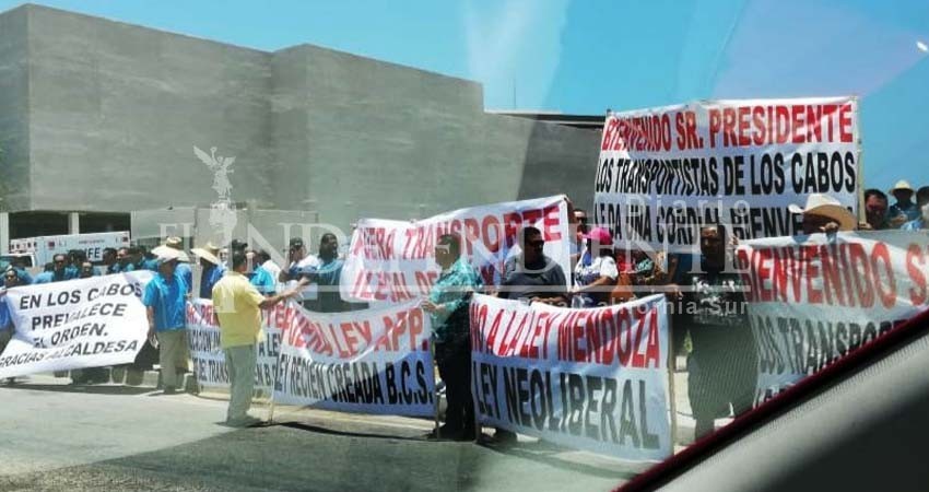Transportistas esperan la llegada de AMLO Transportistas esperan la llegada de AMLO
