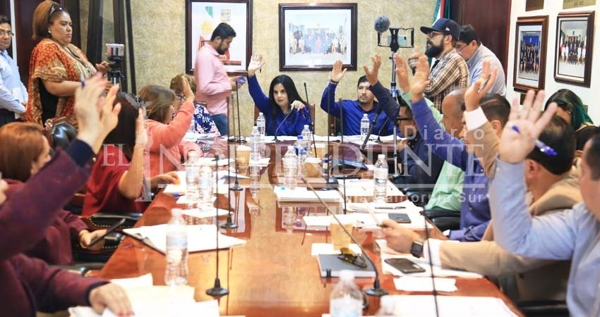 Regidores piden reanudar sesión que irregularmente decretó en receso la alcaldesa Regidores piden reanudar sesión que irregularmente decretó en receso la alcaldesa