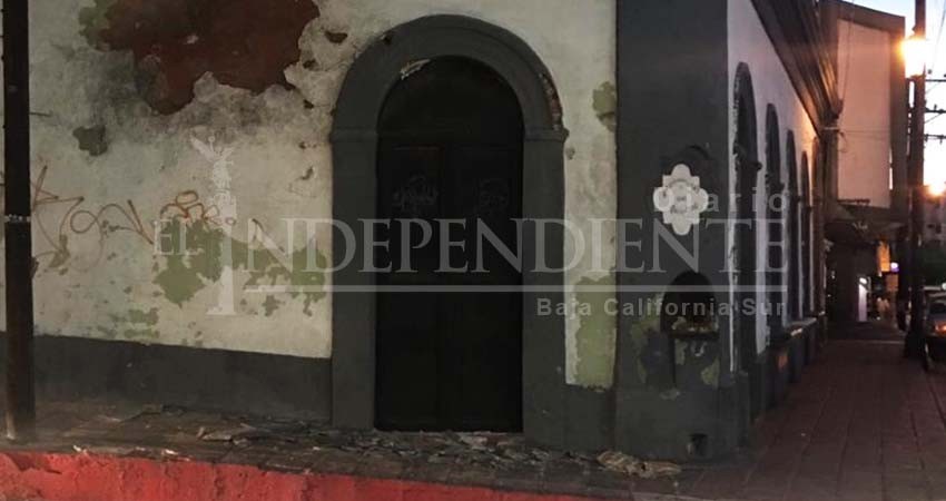 Se desmorona edificio abandonado en el centro de La Paz Se desmorona edificio abandonado en el centro de La Paz
