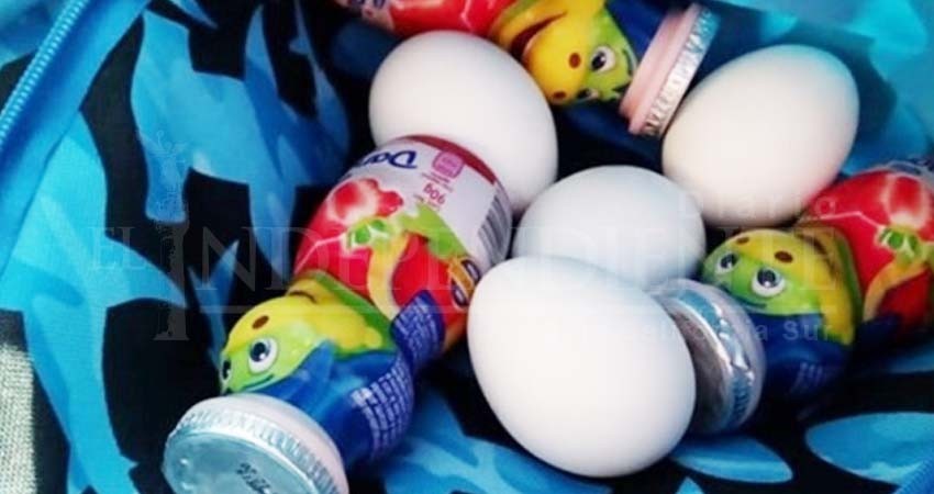 Niño lleva huevos y yogurt al kínder para su amigo que no tiene comida Niño lleva huevos y yogurt al kínder para su amigo que no tiene comida