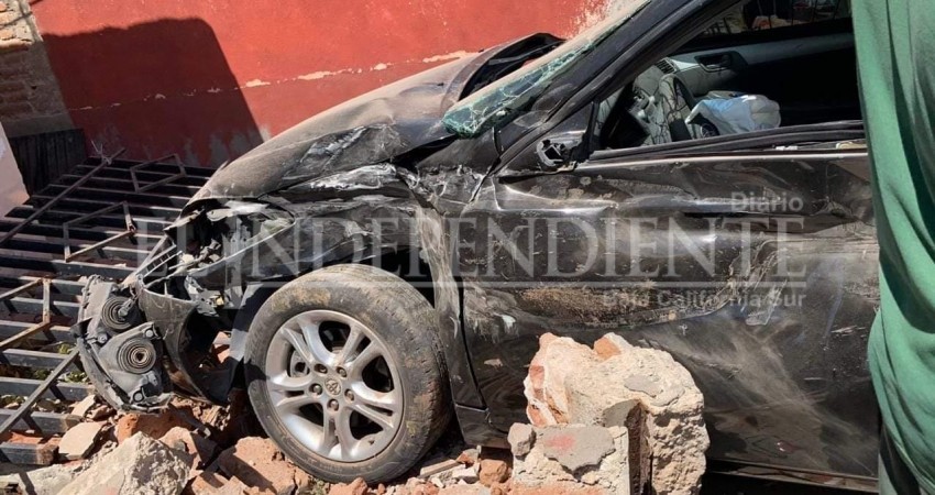 Menor de 7 años toma el vehículo de sus padres y se estrella contra carros y una barda