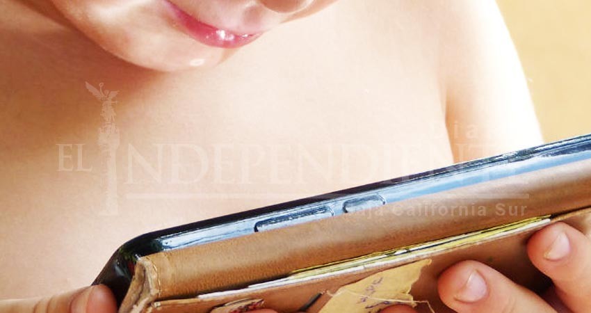 Niña de dos años pierde la vista por uso excesivo del celular