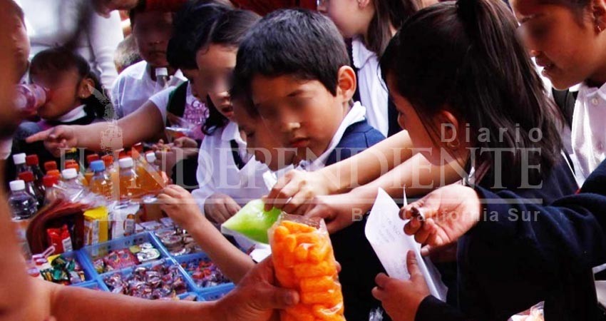 Persiste venta de ‘chescos’ y ‘comida chatarra’ en escuelas Persiste venta de ‘chescos’ y ‘comida chatarra’ en escuelas