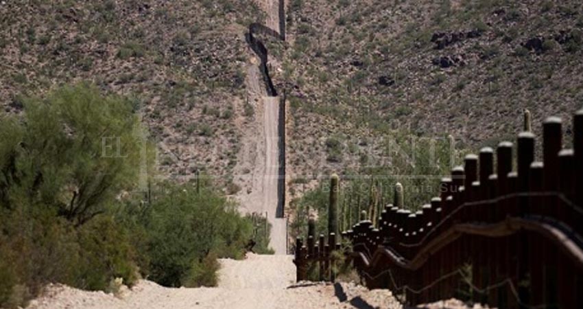 México ayuda más en la frontera que los demócratas: Pence