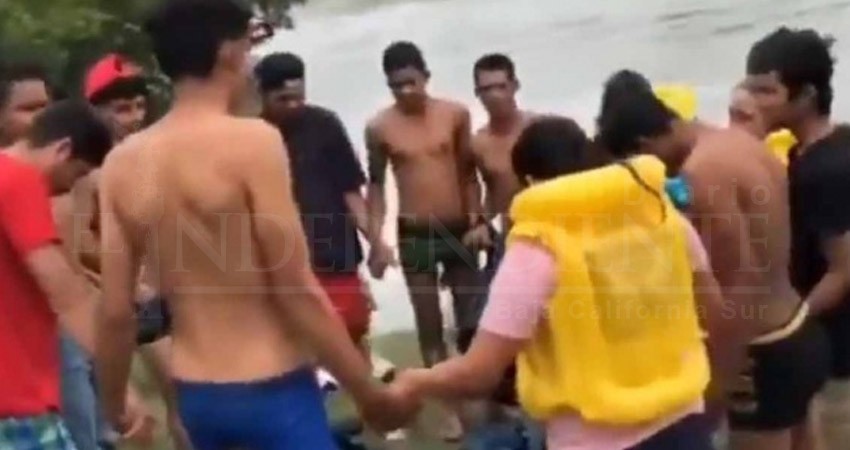 Entre rezos y lágrimas migrantes se entregan al río Bravo Entre rezos y lágrimas migrantes se entregan al río Bravo