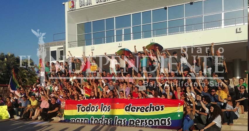 Entre lágrimas y festejos, comunidad LGBTTI recibe el matrimonio igualitario