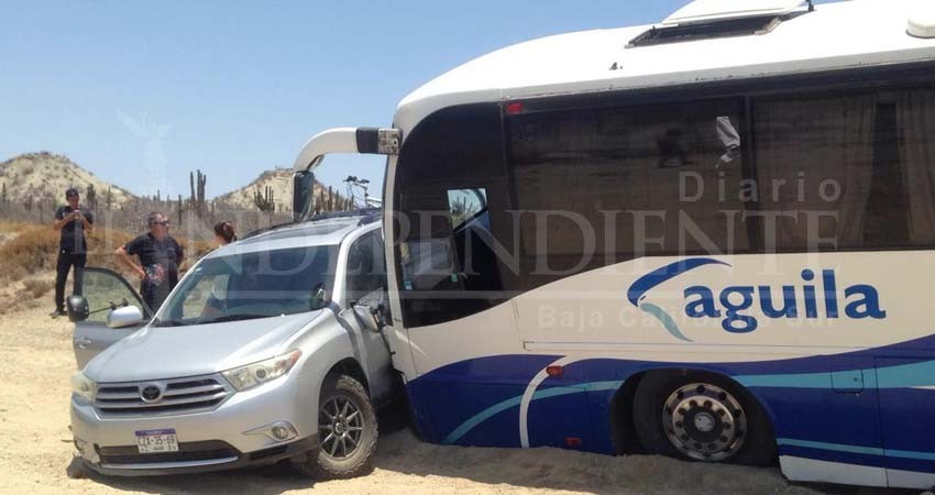 Accidente en carretera de autobús de pasajeros “Águila” y un camper; iban Comondú
