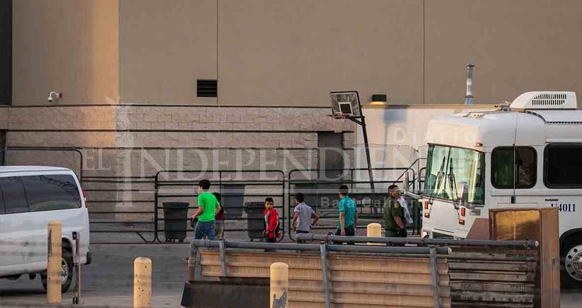 Hambrientos y enfermos: así viven migrantes detenidos en Texas Hambrientos y enfermos: así viven migrantes detenidos en Texas