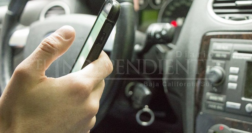 Por lo menos dos automovilistas son multados diariamente por usar celular al conducir en Los Cabos