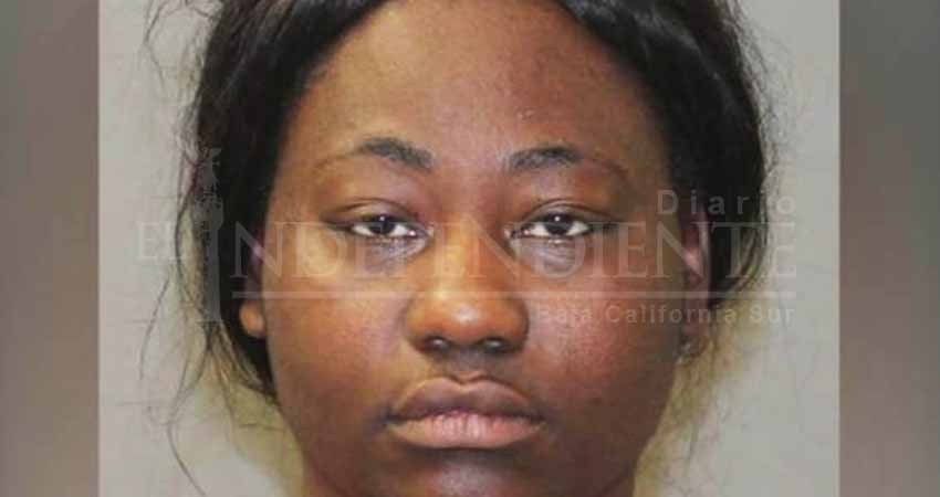 Mujer atropella a dos niños; estaba distraída tomando una foto