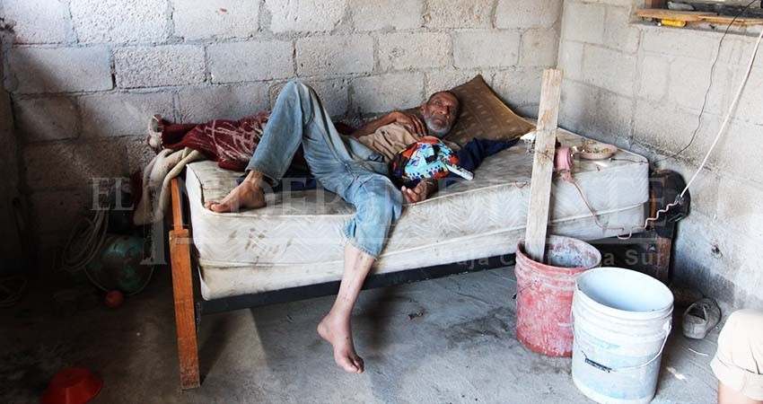 No hay quien ayude a 2 hermanos de Chametla con derrame cerebral