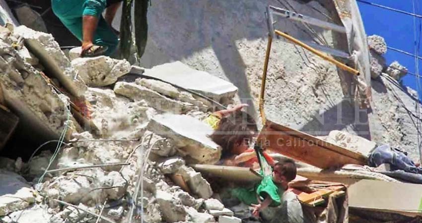 Niña intenta salvar a su hermanita tras brutal bombardeo en Siria