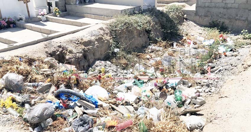 Hasta el tope de basura los panteones de La Paz Hasta el tope de basura los panteones de La Paz