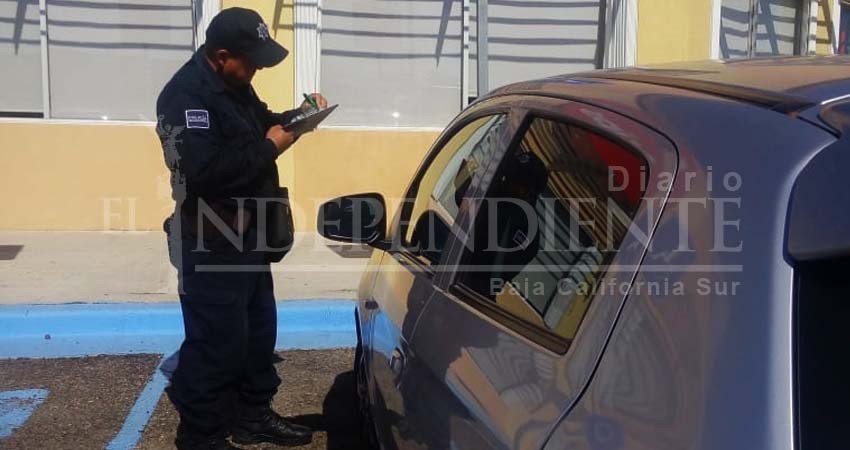 Van más de 180 multas en La Paz por no respetar espacios azules