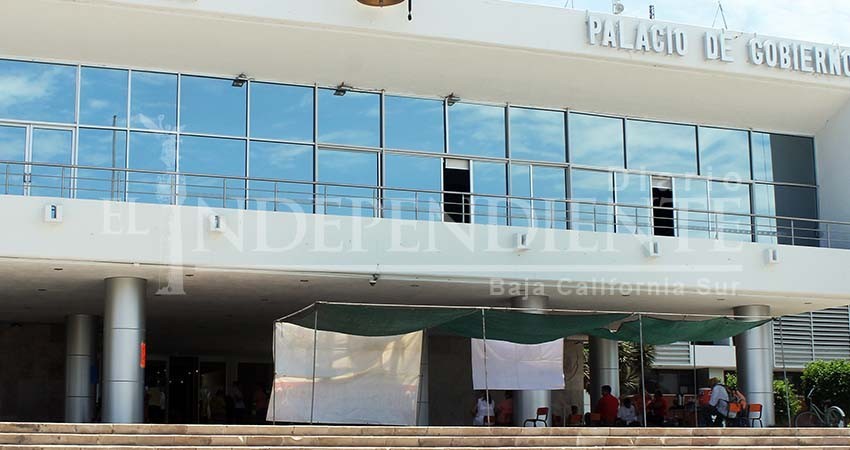 48 horas lleva el plantón de trabajadores del CENDI en Palacio de Gobierno 48 horas lleva el plantón de trabajadores del CENDI en Palacio de Gobierno