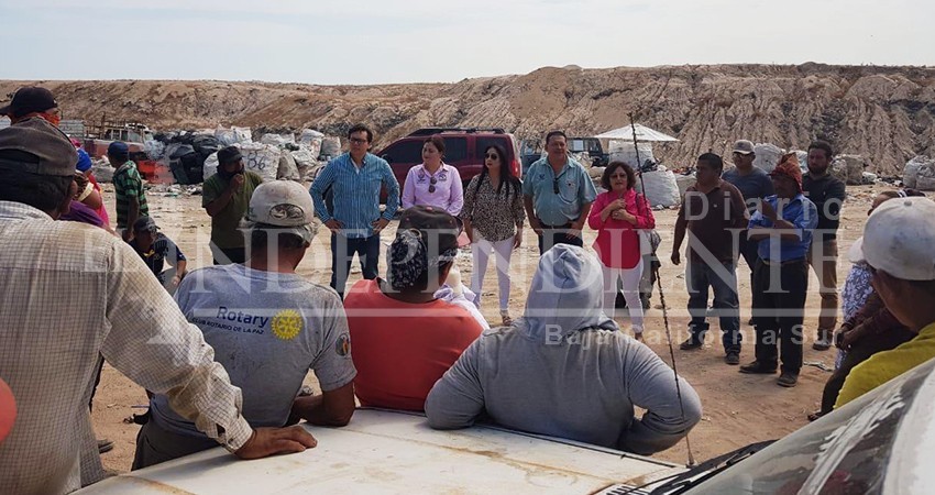 Autoridades Municipales atienden a pepenadores del relleno sanitario de La Paz Autoridades Municipales atienden a pepenadores del relleno sanitario de La Paz