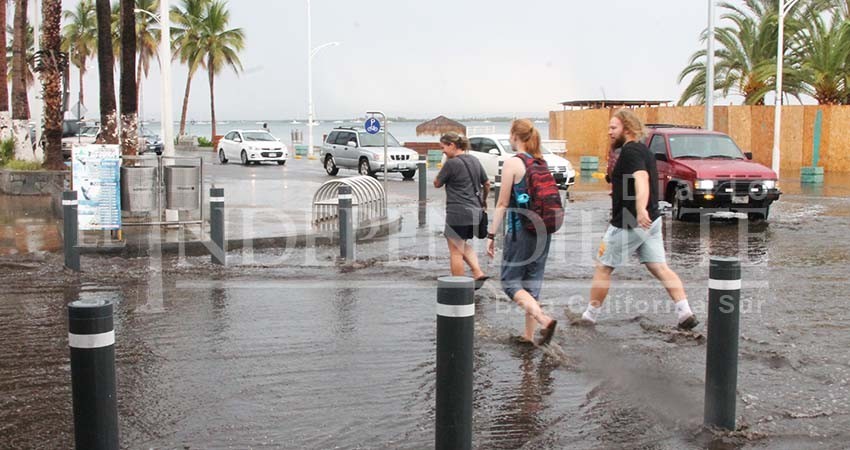 Por derrames de aguas negras, recomiendan no bañarse en playas de La Paz Por derrames de aguas negras, recomiendan no bañarse en playas de La Paz