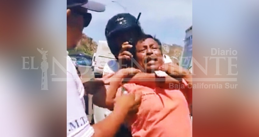 Policía de Los Cabos ataca a un ciudadano por grabar su proceder contra Uber Policía de Los Cabos ataca a un ciudadano por grabar su proceder contra Uber